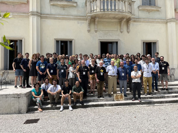 Convegno Wind and Trees: foto di gruppo nel cortile esterno di Villa Bolasco