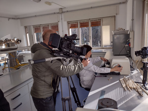 La troupe RAI riprende la Dott. Raffaella Dibona mentre esamina dei campioni  in laboratorio