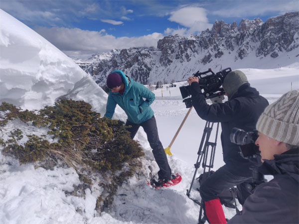 La troupe RAI riprende la Dott. Angela Prendin intenta ad osservare un ginepro